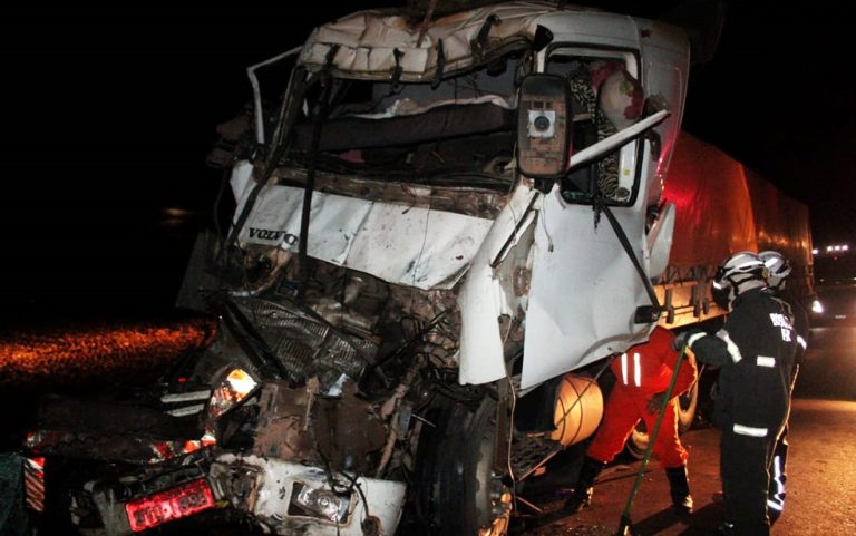 Motorista ficou ferido após bater caminhão no fundo de carreta em Barreiras