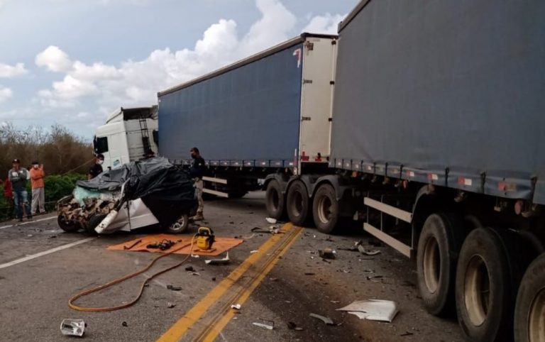 Quatro pessoas morreram em colisão entre carro e carreta na BR-116, em Vitória da Conquista