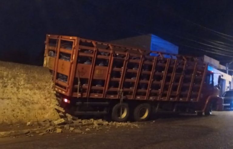Motorista de caminhão de gás morreu após passar mal e veículo invadiu casa em Vitória da Conquista