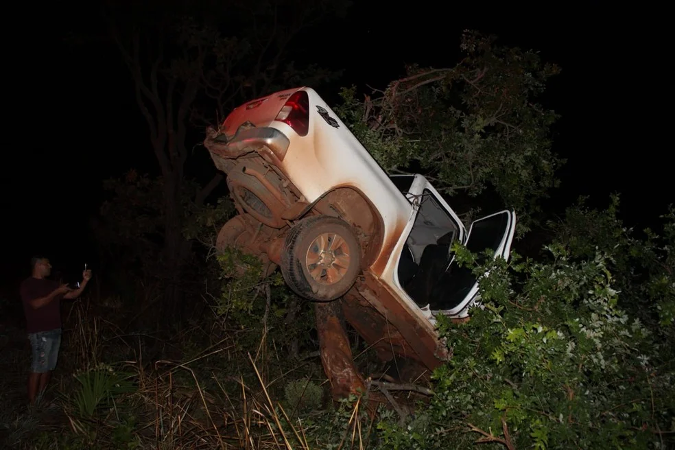Mulher morreu em acidente após caminhonete ser arremessada na copa de uma árvore em Barreiras
