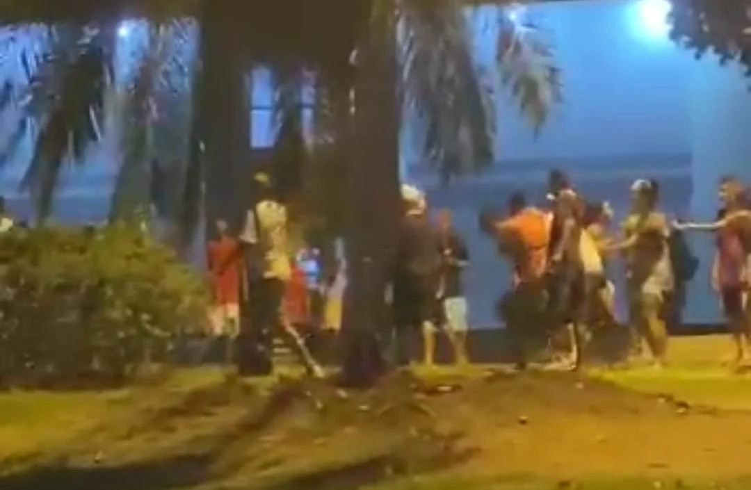 Adolescentes e jovens promoveram briga generalizada na Praça da Prefeitura de Guanambi