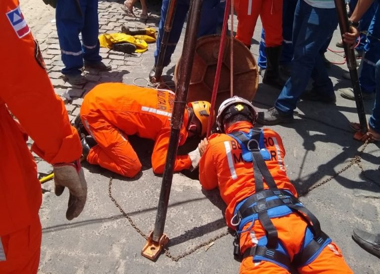 Terceirizados da Embasa perderam a consciência enquanto limpavam bueiro em Feira de Santana, Bombeiros fizeram resgates