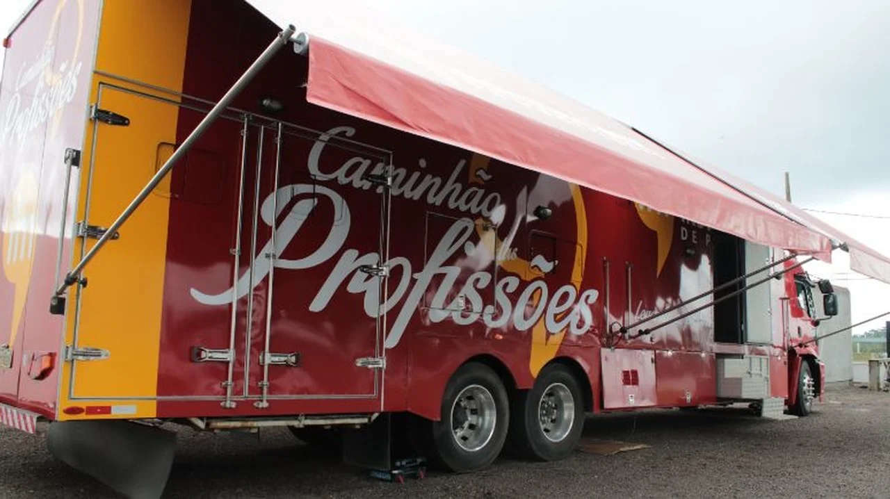 Caminhão das Profissões realiza cadastros para empregos e cursos em Guanambi