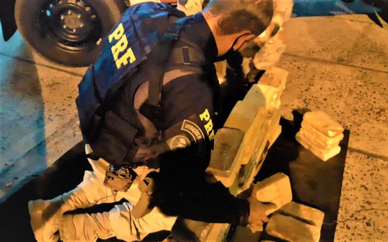 Homem foi preso enquanto transportava drogas de Minas Gerais para Bahia em para-lamas do veículo