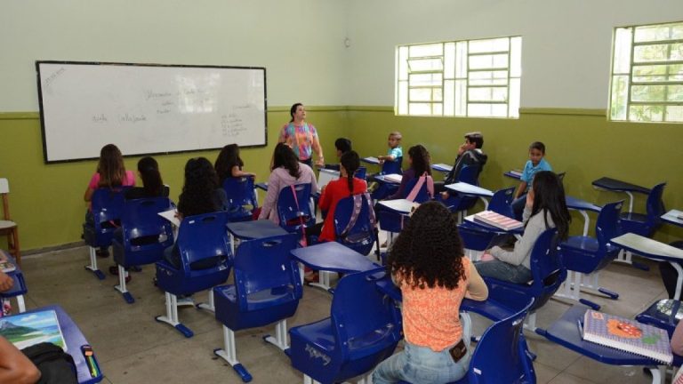 Decreto suspende ensino remoto e regulamenta volta das aulas 100% presenciais em Vitória da Conquista