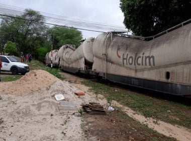 Vagões carregados de cimento descarrilaram no perímetro urbano de Brumado