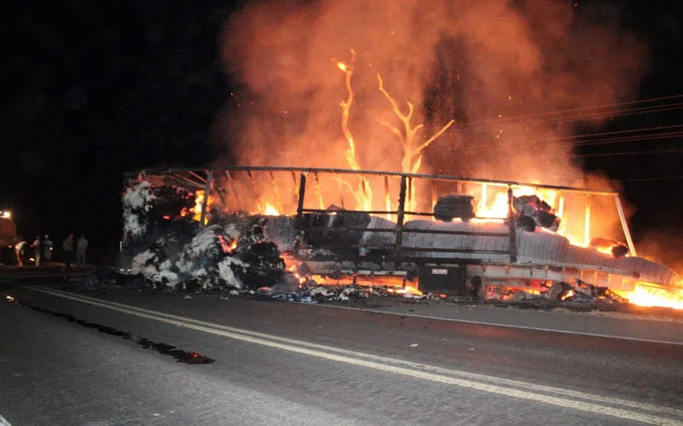 Caminhão carregado de algodão pega fogo em Luís Eduardo Magalhães