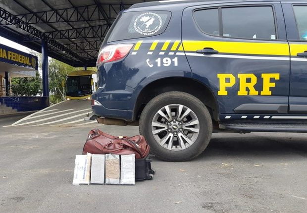 Mulher foi presa com drogas dentro de ônibus em Vitória da Conquista