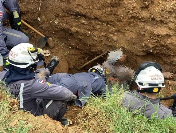 Trabalhador ficou parcialmente soterrado após deslizamento de barranco em Barreiras
