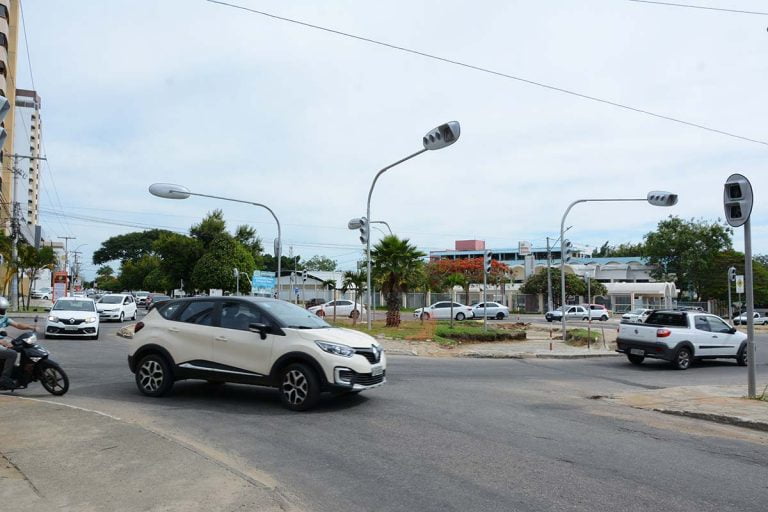 Semáforos foram instalados no cruzamento entre Olívia Flores e Luís Eduardo Magalhães em Vitória da Conquista
