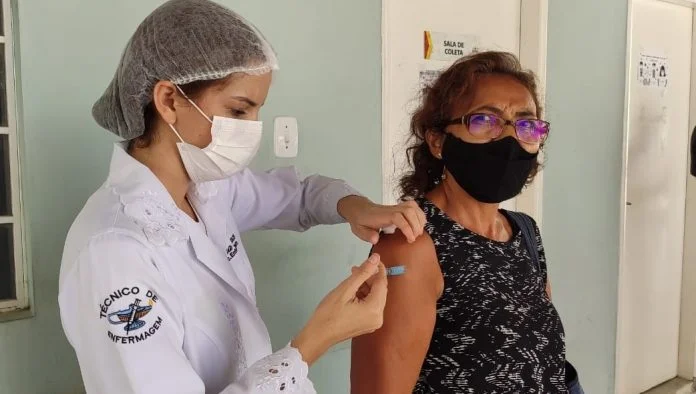 Novo decreto exige vacinação de servidores e empregados públicos na Bahia