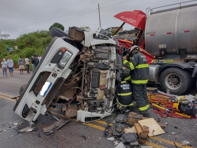 Duas pessoas morreram em acidente na BA-262, entre Anagé e Vitória da Conquista