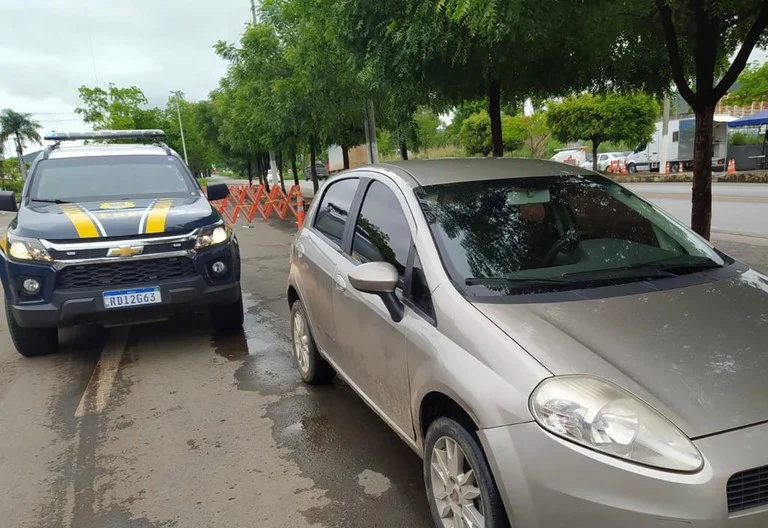 PRF recupera em Barreiras carro roubado há quatro meses em Brasília
