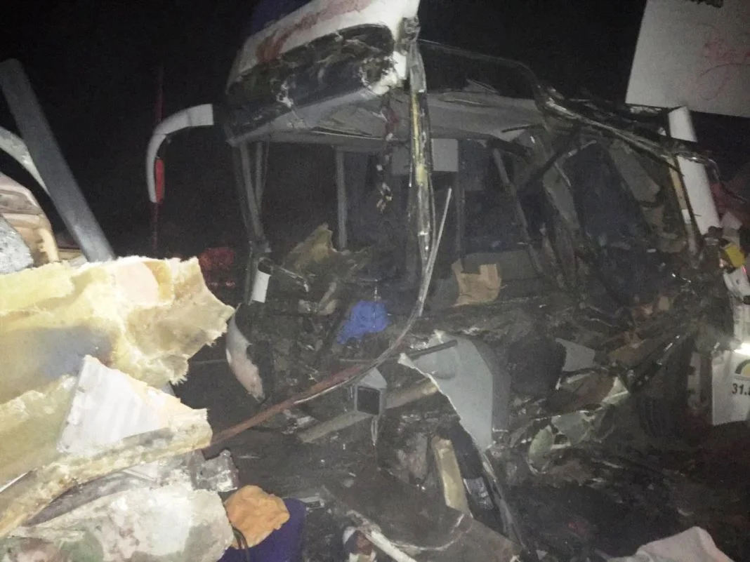 Três pessoas morreram e várias ficaram feridas em acidente com ônibus e caminhão em Igaporã