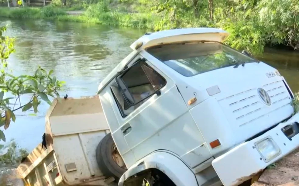 Caminhão ficou pendurado em ponte após parte da caçamba cair dentro de rio em Barreiras