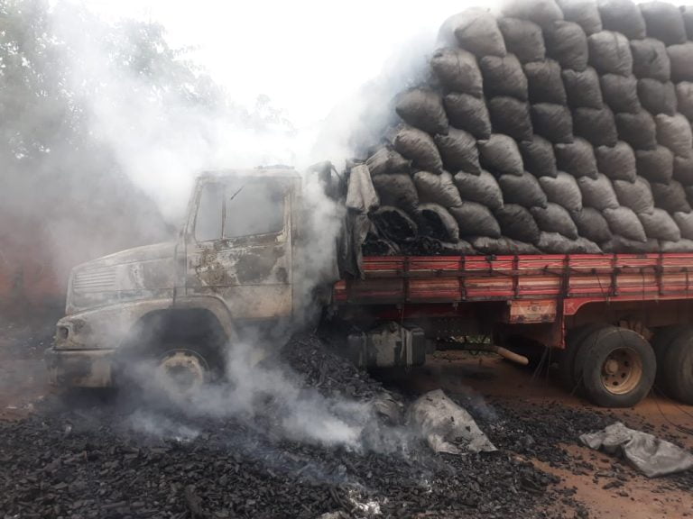 Caminhão carregado com carvão pegou fogo em Guanambi
