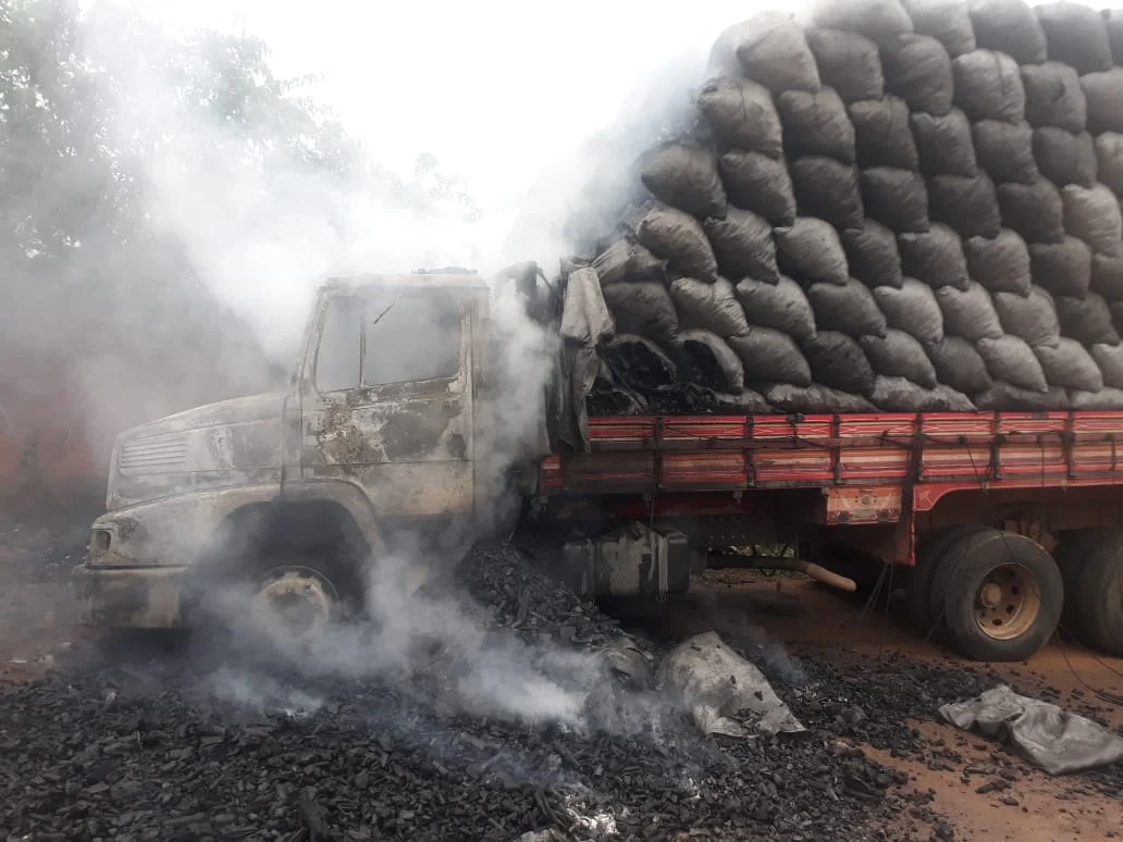 Caminhão carregado com carvão pegou fogo em Guanambi