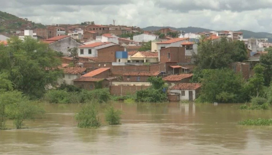 Mais de 10 casas desabaram e 55 famílias foram afetadas pelas chuvas em Jequié