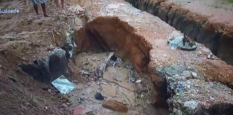 Moradores do bairro Lagoa das Flores protestam após lama invadir casas