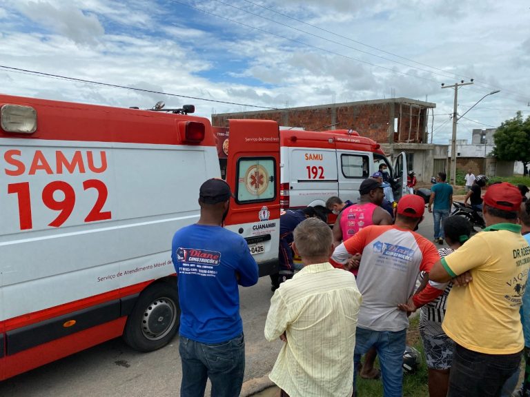 Dois estudantes ficaram feridos após colisão de motocicleta contra cavalo em avenida de Guanambi