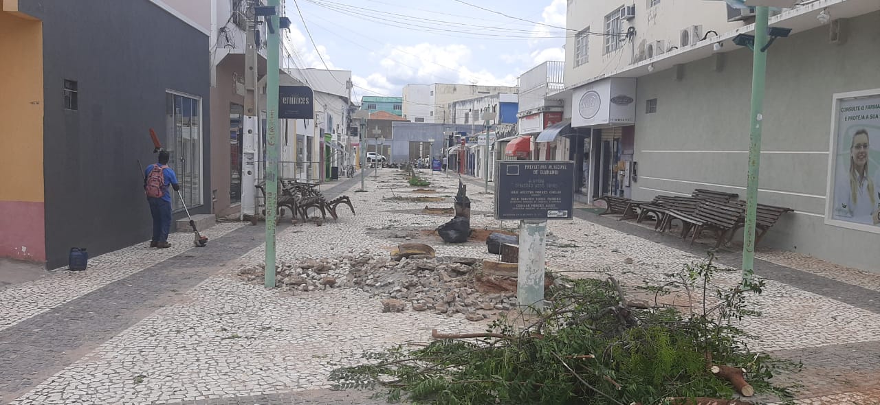 Prefeitura inicia demolição de calçadão construído há dez anos no Centro de Guanambi
