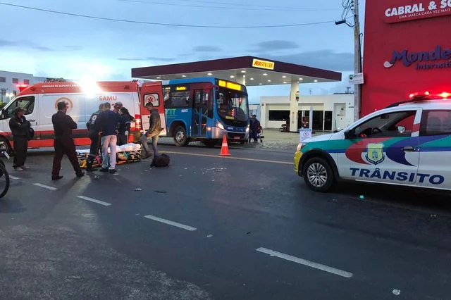 Acidente entre moto e carro foi registrado na Avenida Régis Pacheco em Vitória da Conquista