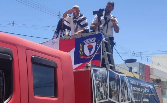 Neto Desfile carro aberto guanambi2