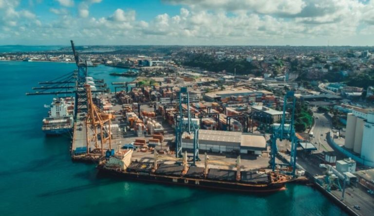 Navio com última remessa de trilhos chineses para obras da Fiol II chegou a Salvador