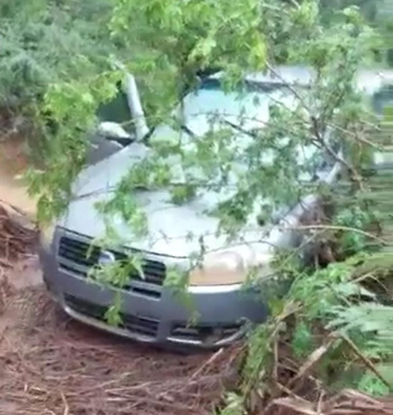 Casal morreu após carro cair em cratera e ser levado pela correnteza em São Félix do Coribe
