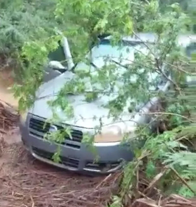 Casal morreu após carro cair em cratera e ser levado pela correnteza em São Félix do Coribe