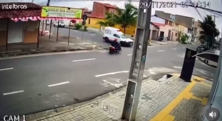 Câmera de segurança flagrou batida entre moto e ambulância da prefeitura de Guanambi em Vitória da Conquista