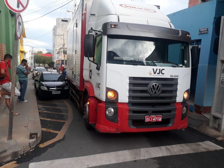 Caminhão atingiu carro ao tentar fazer conversão no Centro de Guanambi