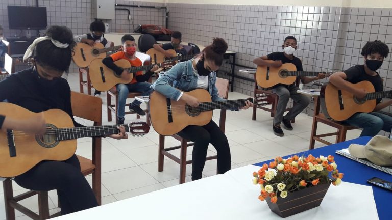 BCS retoma aulas de violão para jovens em Vitória da Conquista