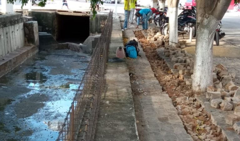 Prefeitura de Guanambi inicia instalação de proteção nas laterais do canal da feira