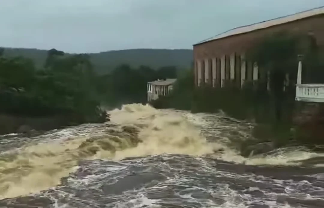 Chuva de quase 170 mm causou transbordamento de rio e transtornos em Lençóis