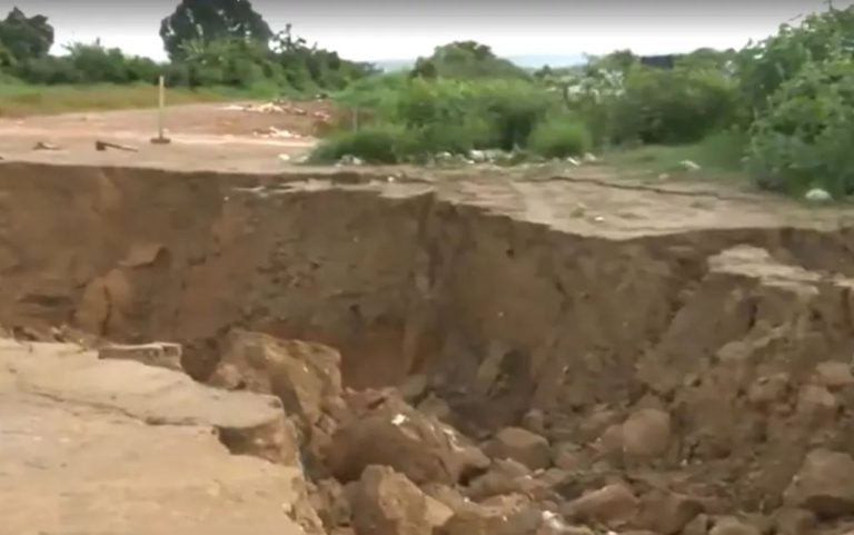 Cratera de seis metros de profundidade se abriu em rua de Vitória da Conquista