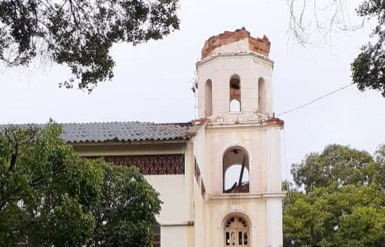 Parte da torre da Igreja Matriz de Espinosa desabou após temporal