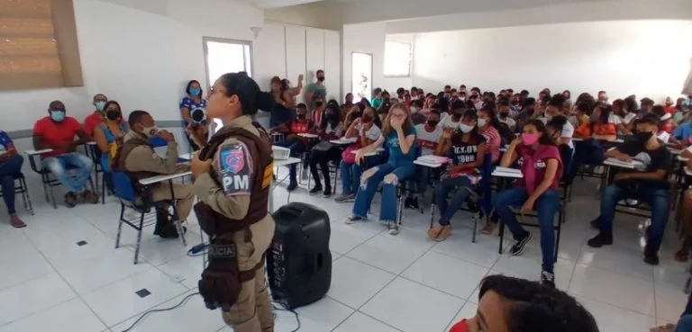 PM orienta estudantes sobre relacionamentos abusivos em Jequié