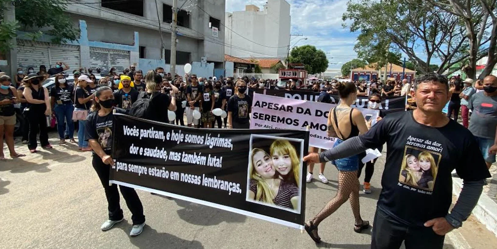 Passeata em luto e protesto por mortes de mãe e filha mobilizou manifestantes em Guanambi