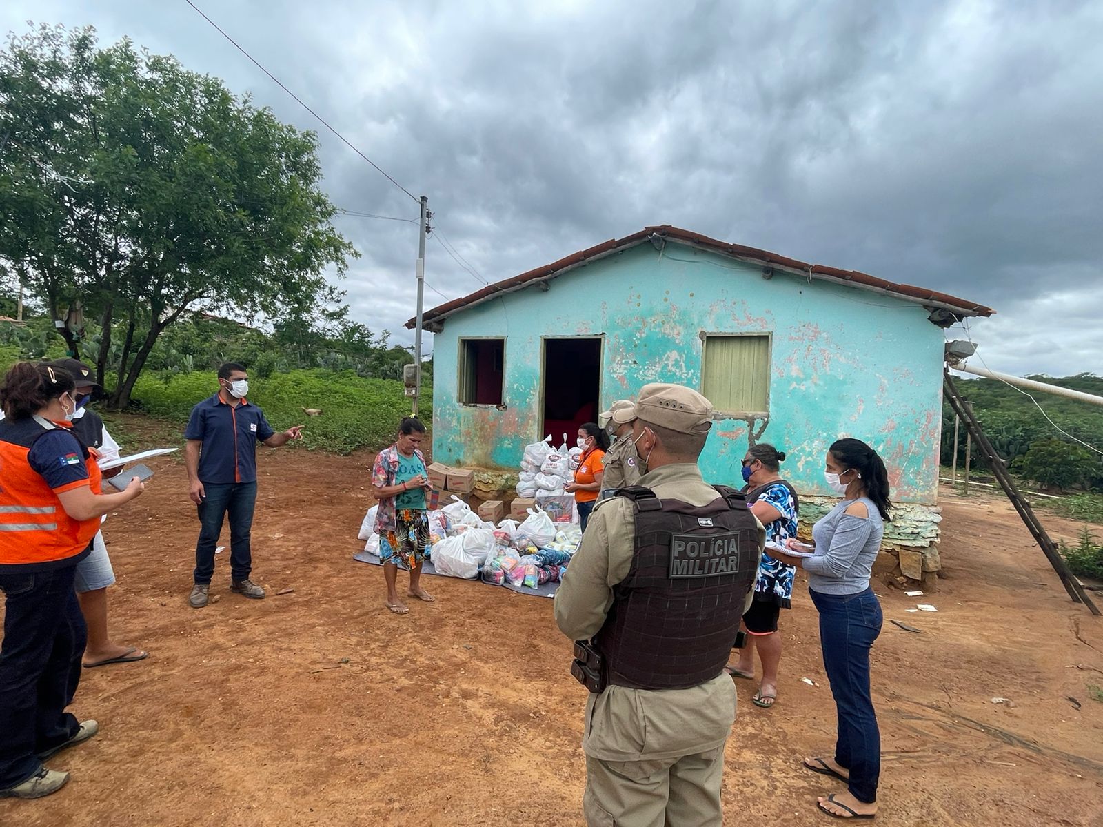 Patrulha Solidária entregou mantimentos para famílias isoladas pelas chuvas na zona rural de Vitória da Conquista