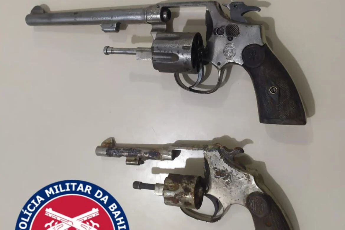 Dois jovens foram presos por porte ilegal de arma de fogo em Julião, distrito de Malhada