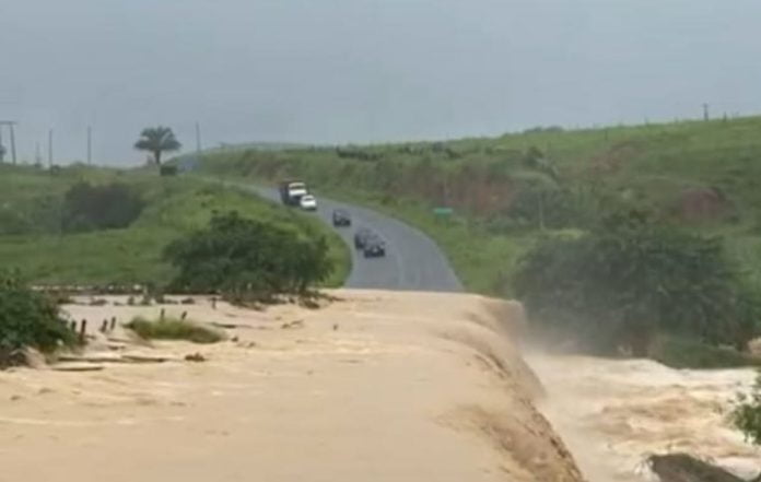 Rodovia atingida pela enxurrada em Itamaraju