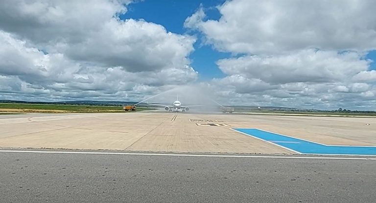 Avião da LATAM pousa pela primeira vez em Vitória da Conquista