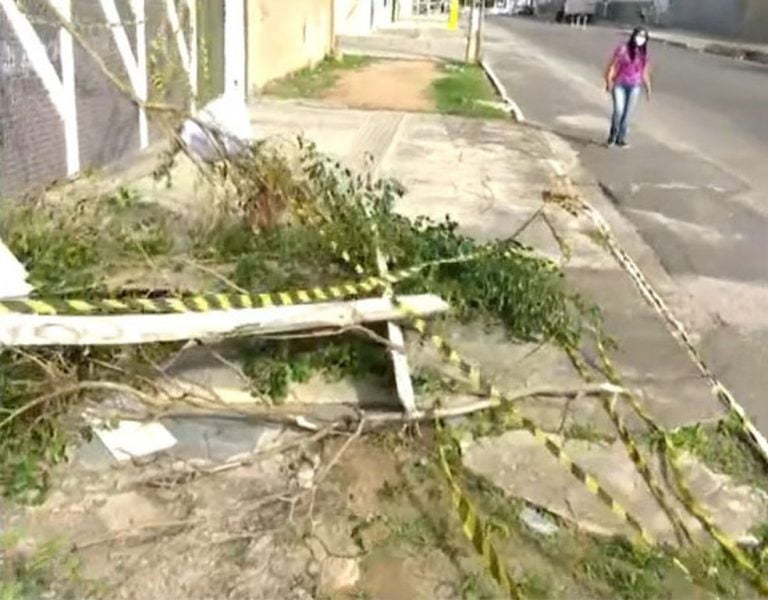 Mulher caiu dentro de buraco de três metros aberto na calçada após chuvas em Vitória da Conquista