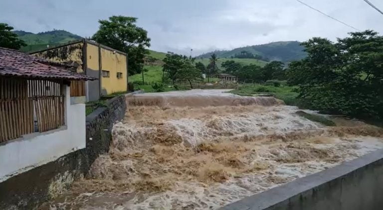 Casas e comércios ficaram alagadas após rio transbordar em Vitória da Conquista