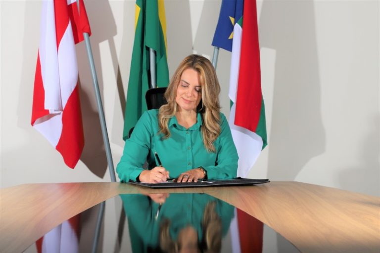 Prefeita de Vitória da Conquista remanejou quatro secretários municipais