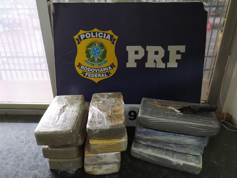 Quase 20kg de drogas foram encontradas dentro de dois ônibus em Barreiras