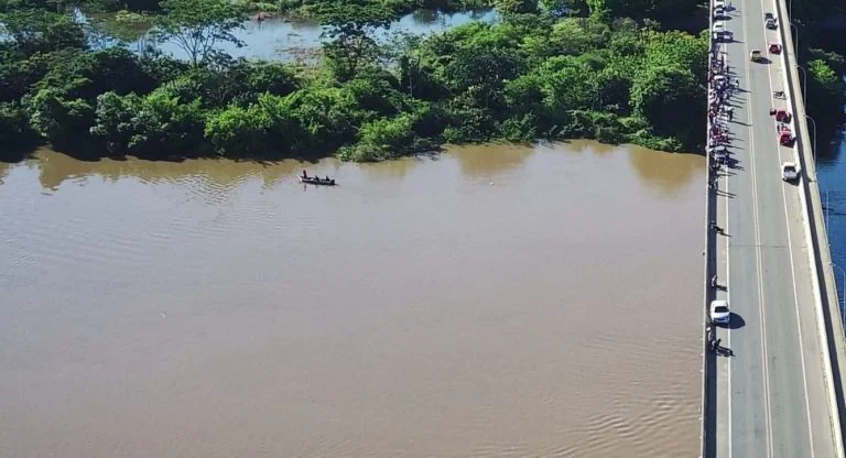 Bombeiros e Marinha procuram corpo de ocupante de barco que virou no rio São Francisco