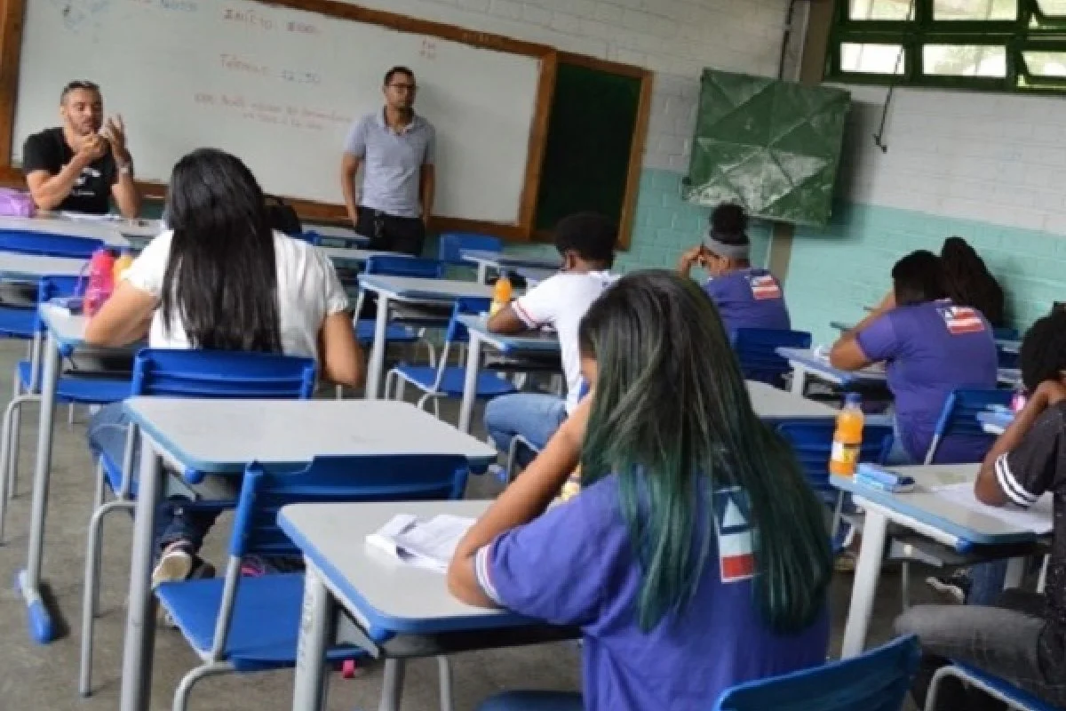 Governo não vai exigir comprovante de vacinação para estudantes menores de idade na Bahia