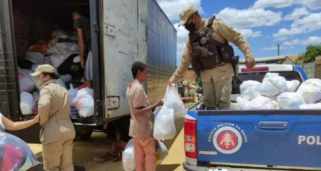 Famílias atingidas pelas chuvas em Vitória da Conqusita recebem alimentos e roupas entregues pela Patrulha Solidária
